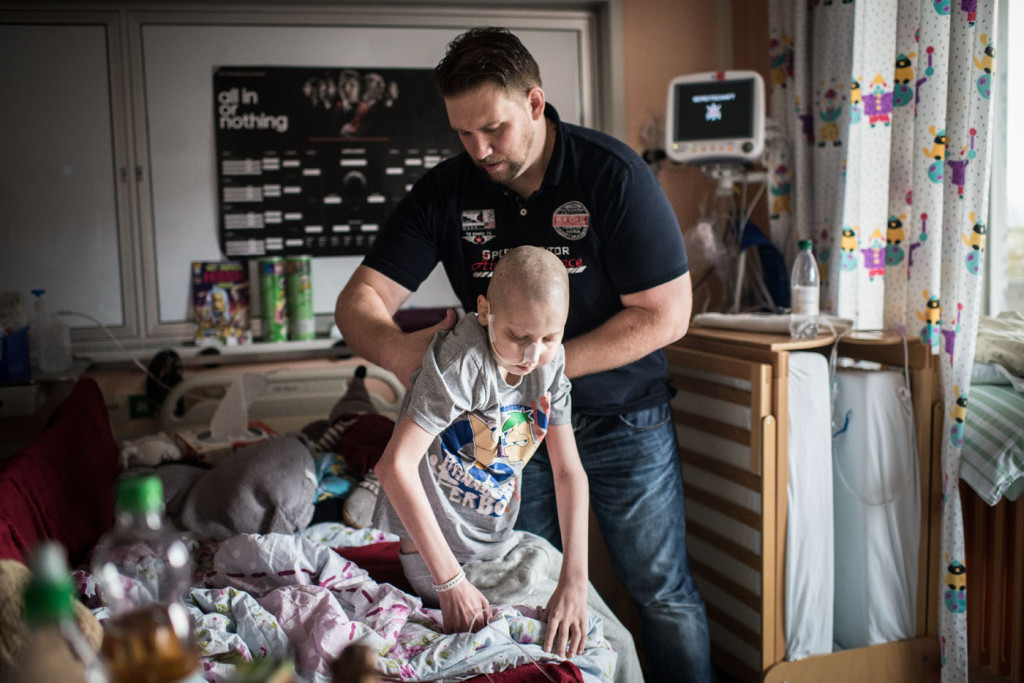Phil K. hat Leukämie und will wieder gesund werden. Die Sporttherapie mit Torge Wittke (links) hilft ihm.